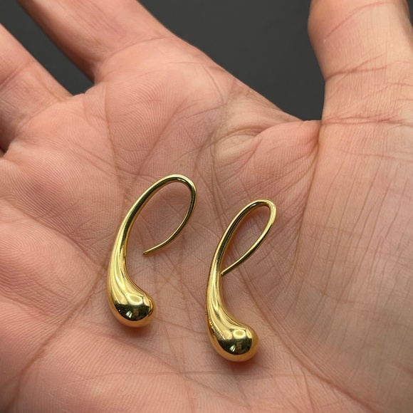 Tiffany & Co. teardrop Elsa Peretti solid gold earrings - Picture 1 of 4